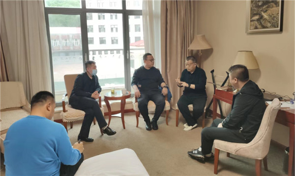 山東科技大學(xué)實用礦山壓力研究中心主任石永奎教授、郝建博士應(yīng)邀赴龍煤雙鴨山礦業(yè)集團進行技術(shù)交流